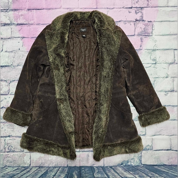 Women's genuine leather coat with super soft faux fur trim - Picture 5 of 8